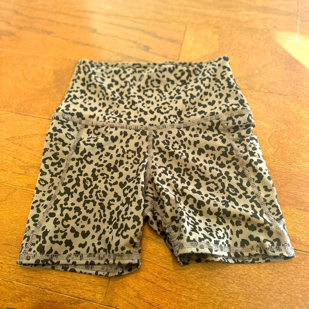 EVOLUTION & CREATION LEOPARD PRINT BIKER ACTIVE SHORTS Wide Waistband size Small